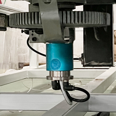 As lâminas verticais prendem a máquina de corte para lãs de rocha