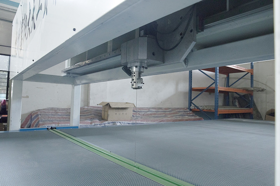 A máquina de corte 3D da esponja do CNC do descolamento R2012VH dá forma para a espuma flexível