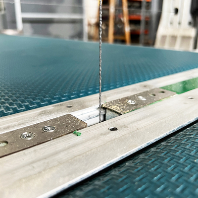 Máquina de corte de espuma de poliéster de fio rápido vertical para espuma rígida