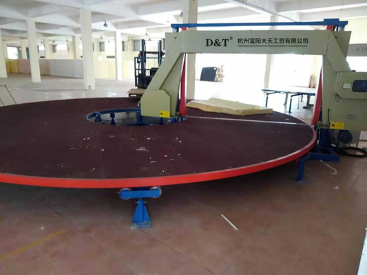 Máquina automática de corte de espuma horizontal de cinco peças com mesa de carrossel