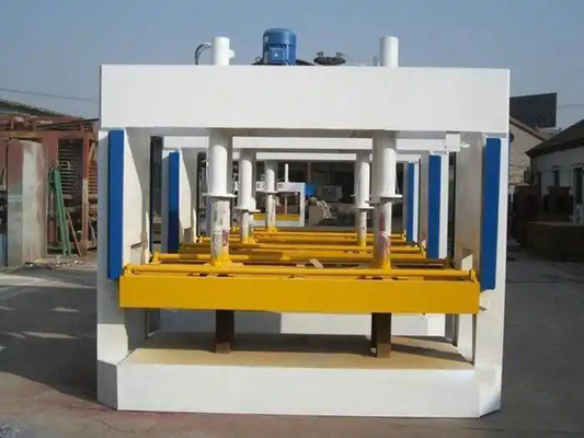 China Máquina hidráulica de prensagem a frio para porta de madeira que produz 50 toneladas 1250 * 1500mm