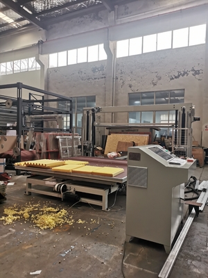 Máquina de corte de espuma de lâmina de serra oscilante horizontal CNC para esponja e PU flexível com mesa giratória de cinto