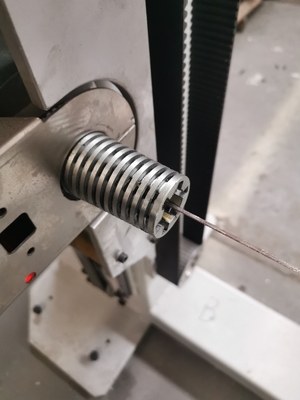 Máquina de corte de espuma de lâmina de serra oscilante horizontal CNC para esponja e PU flexível com mesa giratória de cinto