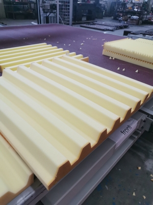 Máquina de corte de espuma de lâmina de serra oscilante horizontal CNC para esponja e PU flexível com mesa giratória de cinto