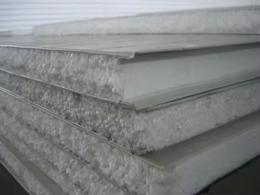 Máquina de moldagem de painéis de sanduíche EPS/linha de produção de telhas automática de lã de rocha fornecida com chapa de aço colorida